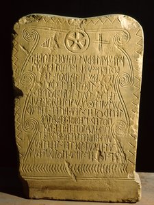 Stela, Novario (hiekkakivi)